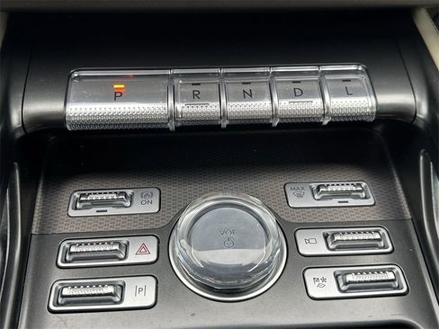 Used 2025 Lincoln Nautilus Premier image 23