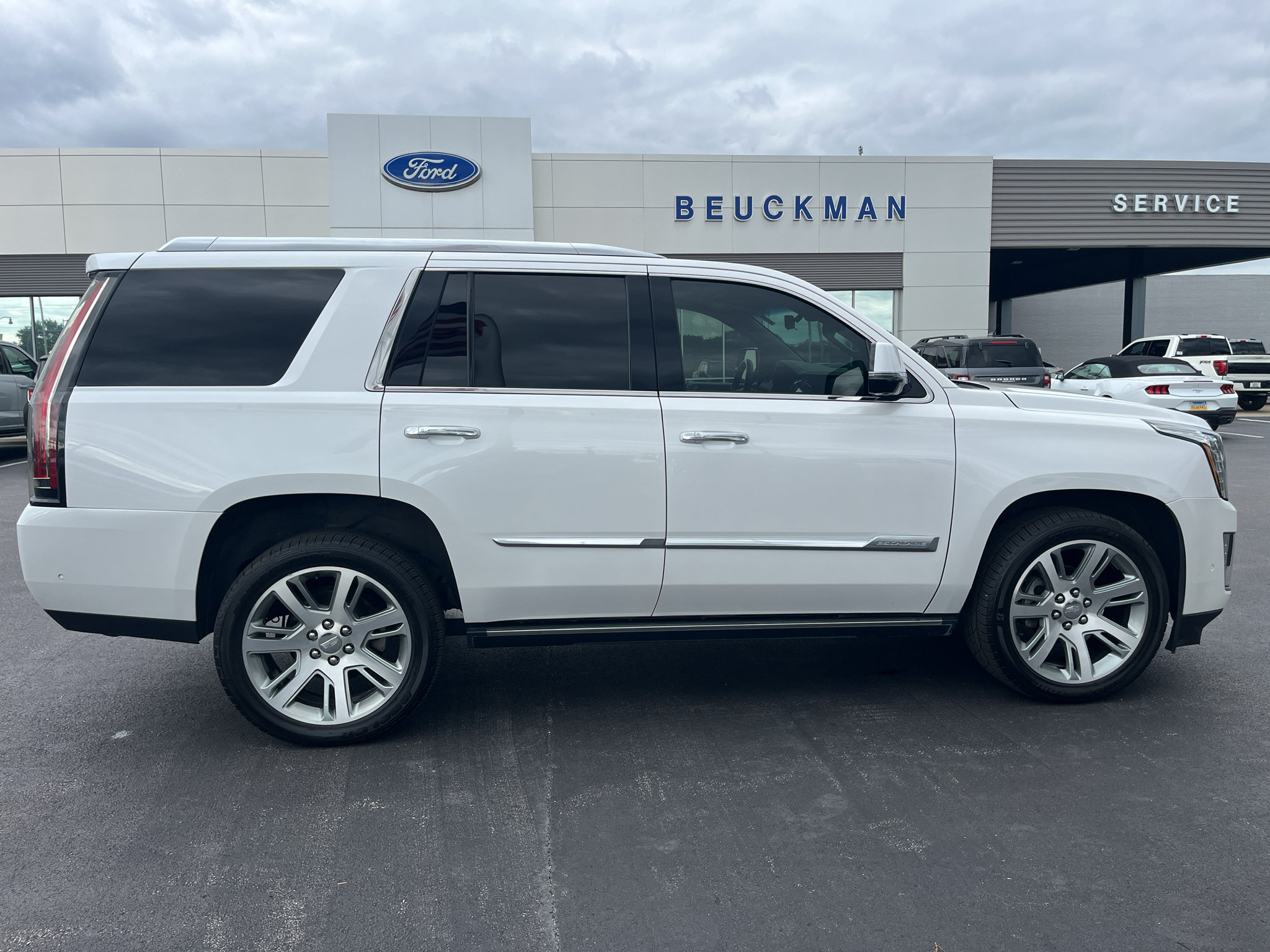 Used 2018 Cadillac Escalade Premium Luxury AWD/4WD image 9