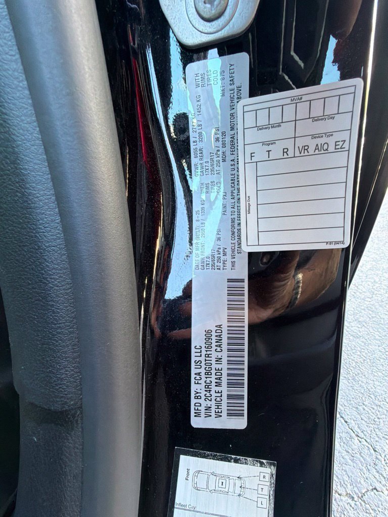 Used 2026 Chrysler Pacifica Select FWD image 4