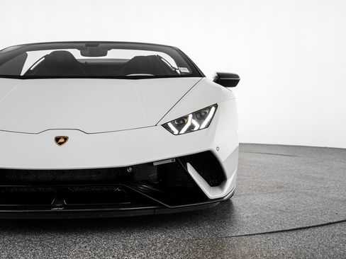 Used 2018 Lamborghini Huracan Performante AWD/4WD image 45