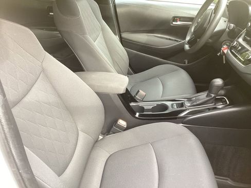 Used 2020 Toyota Corolla LE image 3