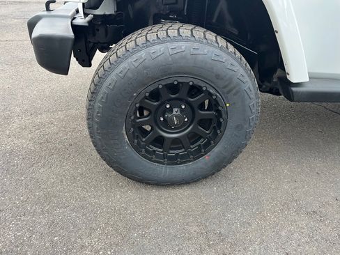 Used 2015 Jeep Wrangler Unlimited Sahara w/ Connectivity Group image 60