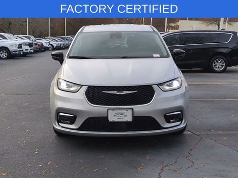 Certified 2024 Chrysler Pacifica Touring-L image 8