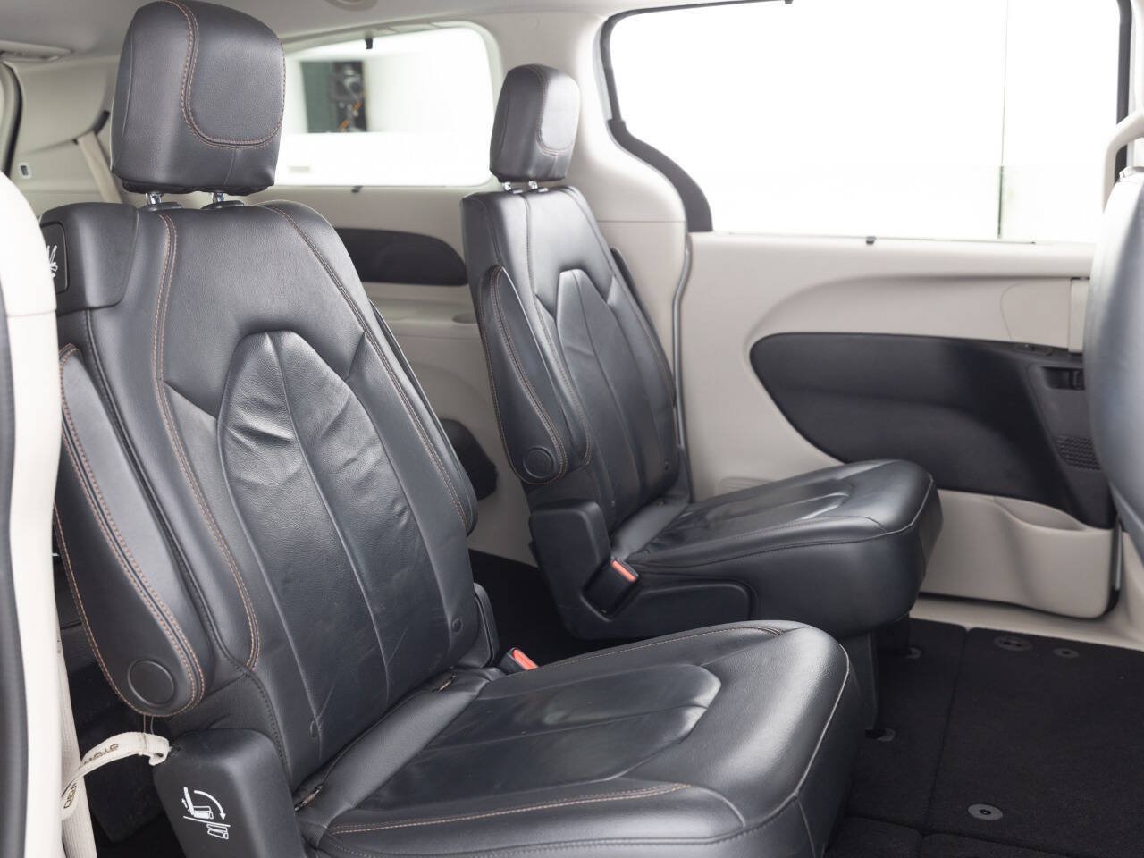 Used 2017 Chrysler Pacifica Touring-L FWD image 29