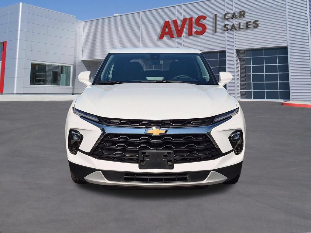 Used 2025 Chevrolet Blazer LT FWD image 2