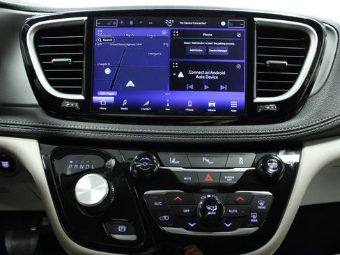 Used 2024 Chrysler Pacifica Limited FWD image 23