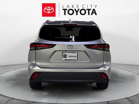 Used 2024 Toyota Highlander XLE image 6