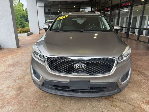 Used 2017 Kia Sorento LX FWD image 2