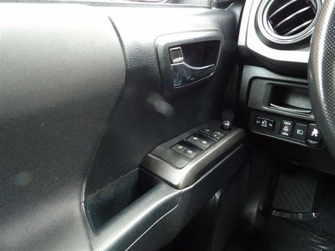 Used 2018 Toyota Tacoma TRD Off-Road image 24