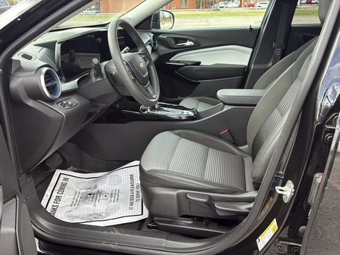 Used 2025 Chevrolet Trax LT FWD image 12