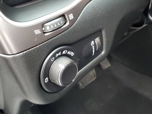 Used 2020 Jeep Cherokee Latitude w/ Cold Weather Group AWD/4WD image 12