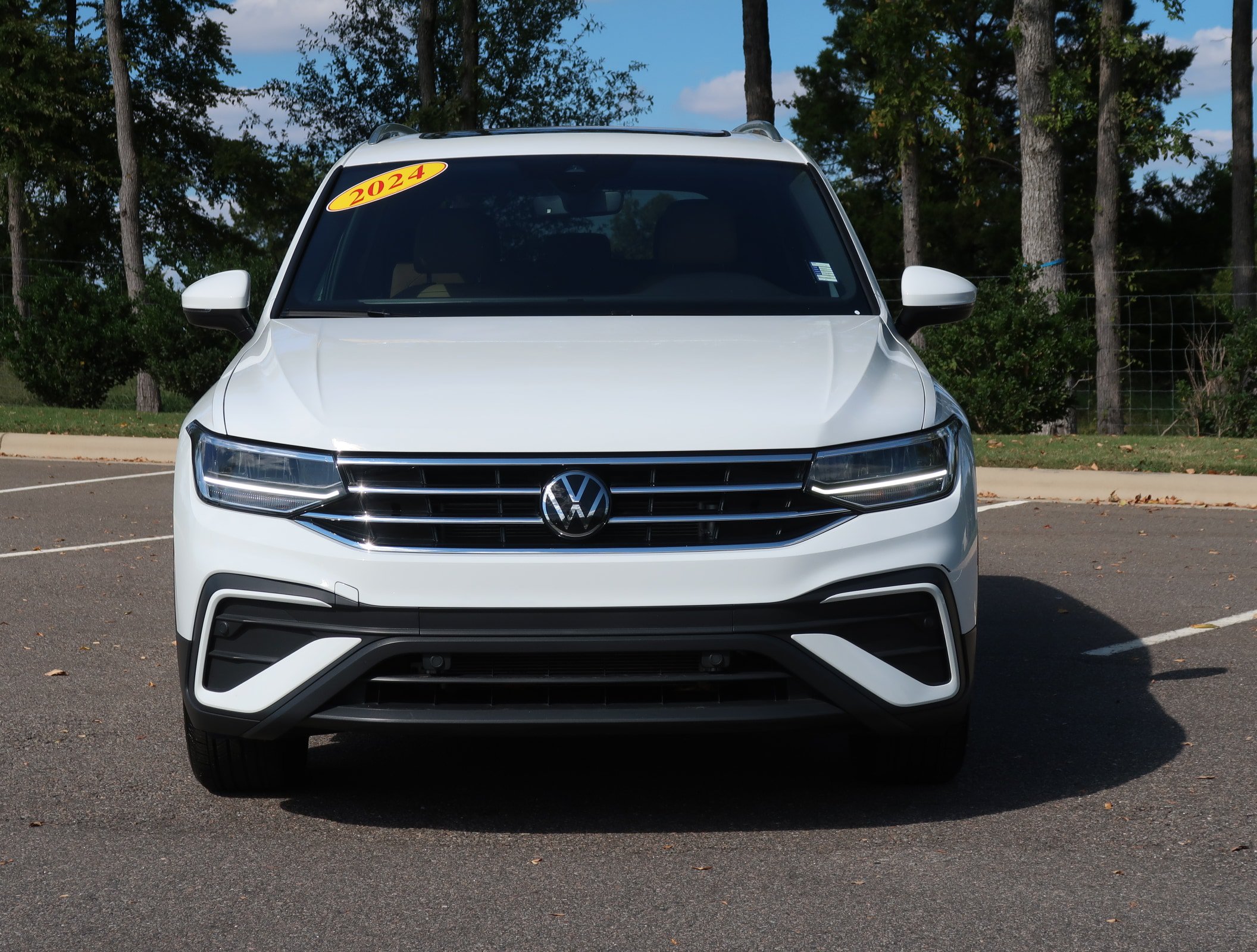 Used 2024 Volkswagen Tiguan SE FWD image 2