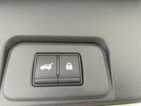 Used 2024 Nissan Rogue SL image 16