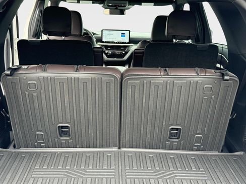 Used 2025 Ford Explorer Platinum RWD image 13