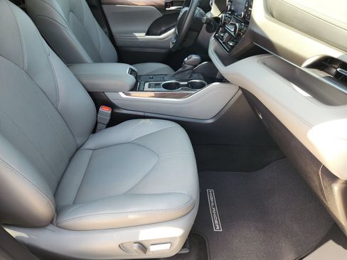 Used 2022 Toyota Highlander Limited FWD image 18