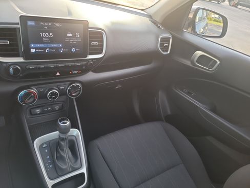 Used 2025 Hyundai Venue SE FWD image 20