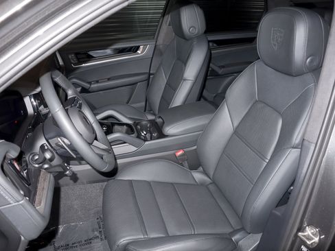 New 2025 Porsche Cayenne Turbo image 5