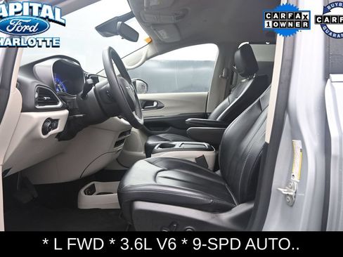 Used 2023 Chrysler Pacifica Touring-L FWD image 9