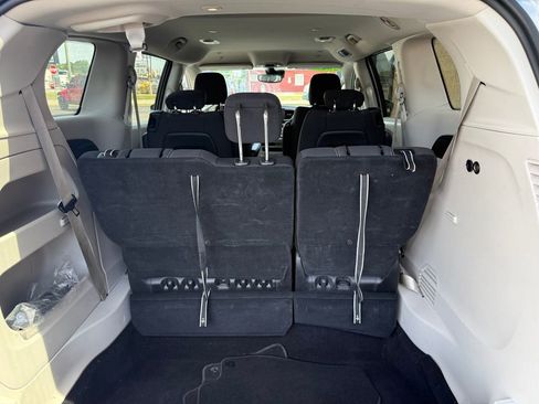 Used 2023 Chrysler Voyager LX image 14