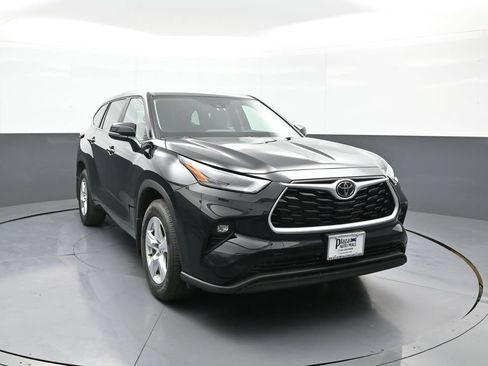 Certified 2025 Toyota Highlander LE AWD/4WD image 3