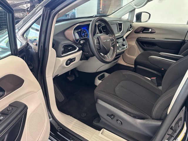 Used 2023 Chrysler Voyager LX FWD image 16