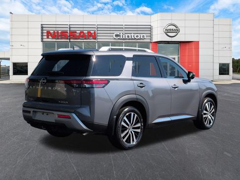 Used 2025 Nissan Pathfinder Platinum FWD image 3
