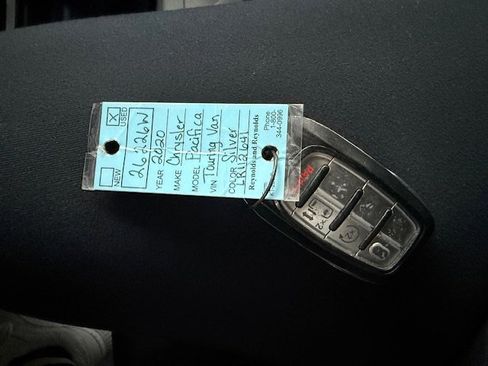 Used 2020 Chrysler Pacifica Touring-L image 30