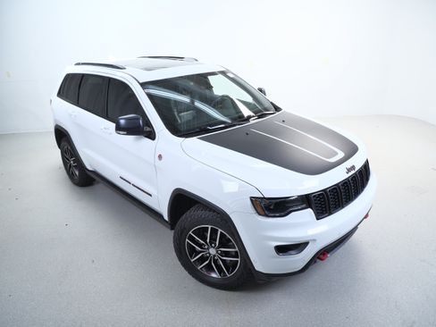 Used 2018 Jeep Grand Cherokee Trailhawk w/ Trailhawk Luxury Group AWD/4WD image 4