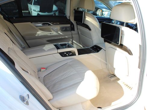 Used 2017 BMW 750i image 20