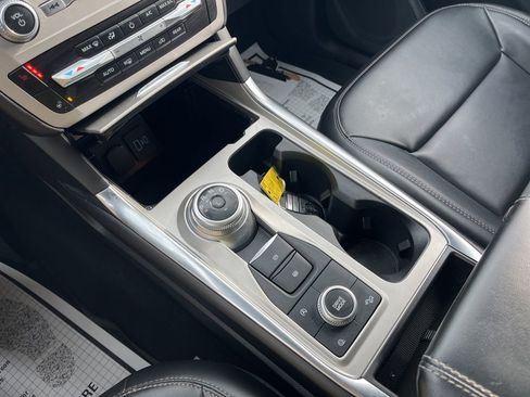 Used 2023 Ford Explorer XLT image 20