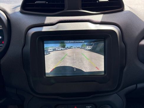 Used 2018 Jeep Renegade Altitude FWD image 20