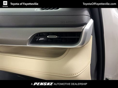 Used 2023 Toyota Highlander XLE image 23