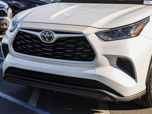 Certified 2023 Toyota Highlander L image 20