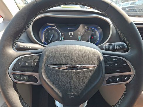 Used 2024 Chrysler Pacifica Touring-L FWD image 19