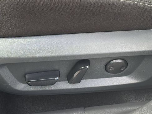 Used 2025 Nissan Rogue SV FWD image 22