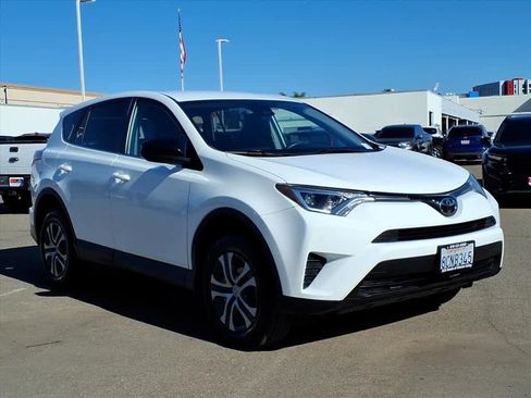 Used 2018 Toyota RAV4 LE image 3
