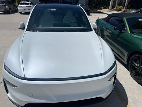Used 2026 Tesla Model Y Long Range RWD image 9