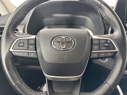 Used 2024 Toyota Highlander LE image 16