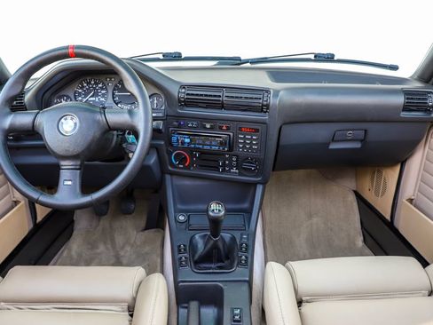 Used 1992 BMW 325i Convertible RWD image 2