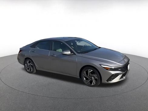 Used 2025 Hyundai Elantra Limited image 2