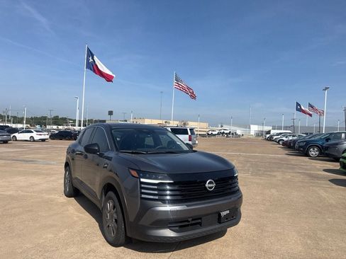 Used 2025 Nissan Kicks S AWD/4WD image 2