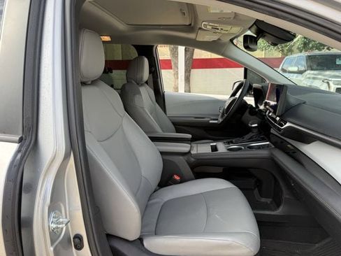 Used 2025 Toyota Sienna XLE FWD image 31