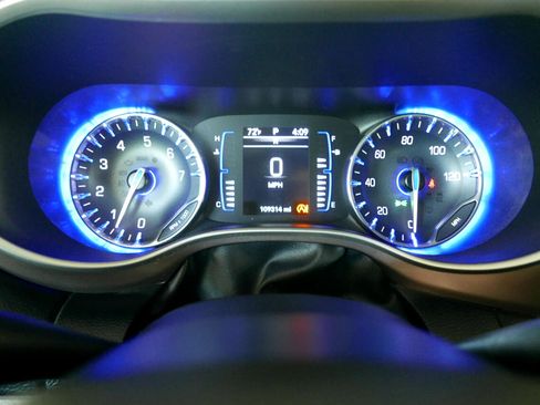 Used 2022 Chrysler Voyager LX image 17