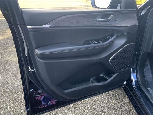 Certified 2024 Jeep Grand Cherokee L Overland w/ Advanced Protech Group III image 17