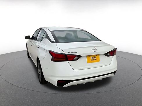 Used 2025 Nissan Altima 2.5 SV FWD image 11