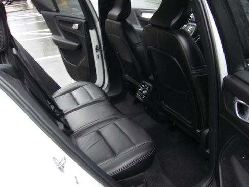 Used 2020 Volvo XC40 T5 Momentum w/ Protection Package Premier image 16