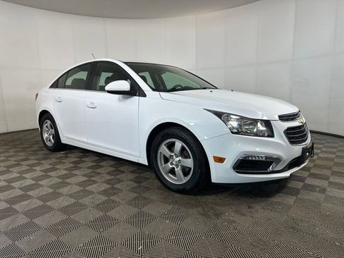 Used 2016 Chevrolet Cruze LT image 2