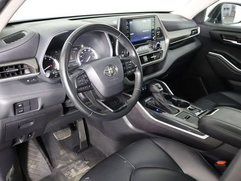 Used 2022 Toyota Highlander XLE FWD image 28