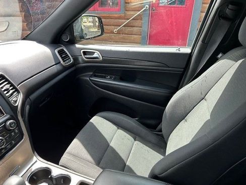 Used 2017 Jeep Grand Cherokee Laredo image 16