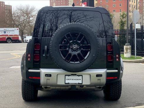 Used 2025 Land Rover Defender 110 S image 4